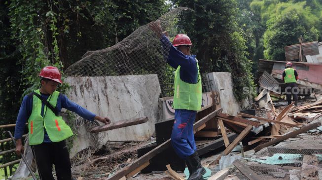 Pekerja membongkar kios pedagang di Pasar Hewan Barito, Kebayoran Baru, Jakarta, Selasa (10/5/2022). [Suara.com/Angga Budhiyanto]