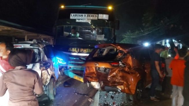 Penampakan kecelakaan beruntun di Baros Banten [Ist]