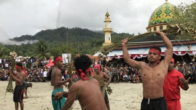Tradisi Pukul Sapu Lidi Maluku Tengah Diharapkan Jadi Agenda Pariwisata Nasional, Mesti Dipromosikan Secara Luas