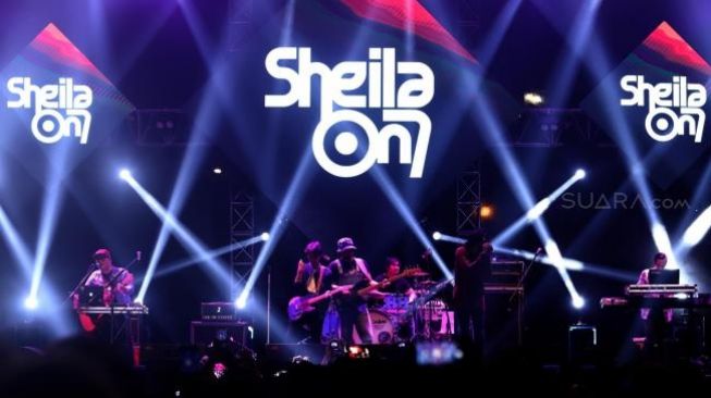 Grup band Sheila On 7 tampil pada acara 90's Festival di JIEXPO Kemayoran, Jakarta, Sabtu (10/11). [Suara.com/Muhaimin A Untung]