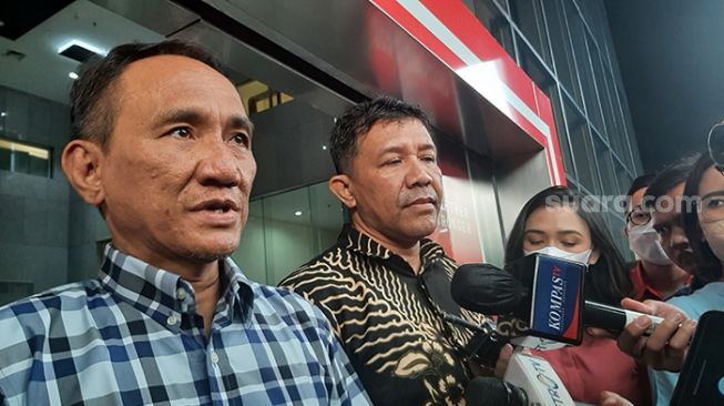 Andi Arief Serahkan Uang dari Bupati Penajam Paser Utara ke KPK