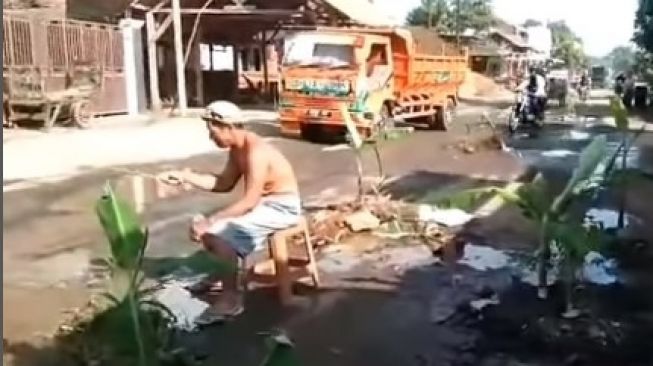 Kesal Jalanan Berlubang Tak Kunjung Diperbagiki, Warga Pati Protes Tanam Pohon Pisang Hingga Mancing