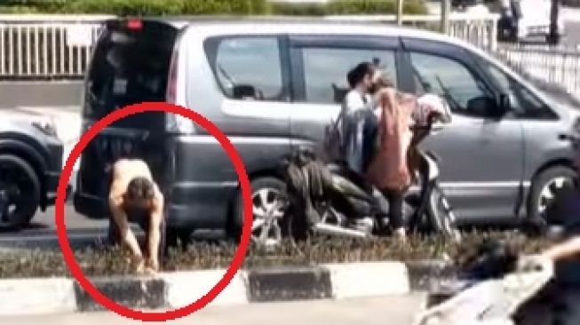 Viral Pemotor Rela Buka Baju dan Copot Jilbab untuk Dijadikan Kain Kafan Buat Kucing yang Tertabrak Mobil, Publik Salut