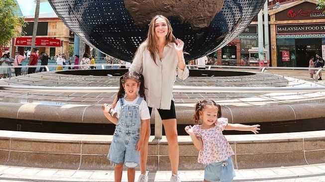 Momen Liburan Keluarga Yasmine Wildblood di Singapura (Instagram/yaswildblood)
