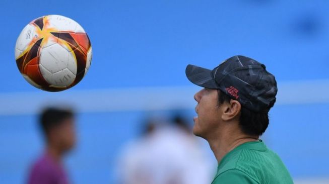 Pelatih Timnas Indonesia Shin Tae-yong memainkan bola saat memimpin latihan jelang laga melawan Timnas Timor Leste di Stadion Distrik Tam Nong, Phu Tho, Vietnam, Jumat (9/5/2022). ANTARA FOTO/Aditya Pradana Putra/pras.