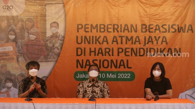 Wakil Rektor Bidang Penelitian dan Kerjasama Unika Atma Jaya, Dr. Yohanes Eko Adi Prasetyanto (kiri) didampingi Rektor Unika Atma Jaya Dr. Agustinus Prasetyantoko (tengah) dan Kepala Kantor Beasiswa Unika Atma Jaya, Francisca Indah Tri Utami memberikan keterangan saat kegiatan penyaluran beasiswa Unika Atma Jaya di Universitas Katolik Indonesia Atma Jaya, Semanggi, Jakarta, Selasa (10/5/2022). [Suara.com/Angga Budhiyanto]