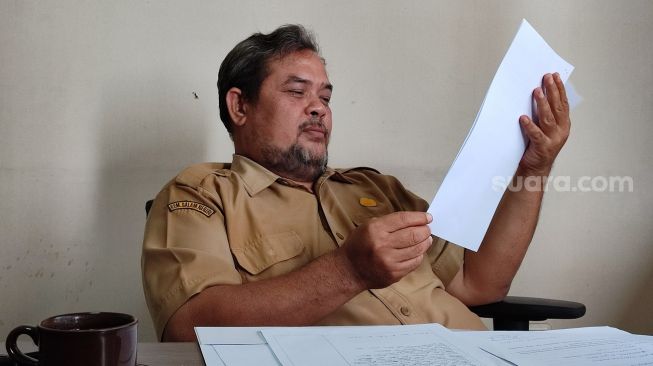 Kepala UPTD P2TP2A Kota Tangerang Selatan Tri Purwanto saat membaca laporan kekerasan seksual di kantornya, Selasa (10/5/2022). [SuaraJakarta.id/Wivy Hikmatullah]