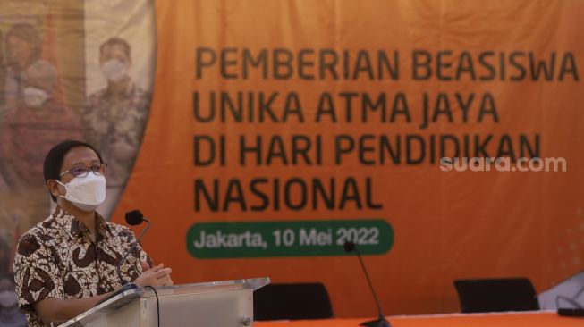 Rektor Unika Atma Jaya Dr. Agustinus Prasetyantoko memberikan sambutan saat kegiatan penyaluran beasiswa Unika Atma Jaya di Universitas Katolik Indonesia Atma Jaya, Semanggi, Jakarta, Selasa (10/5/2022). [Suara.com/Angga Budhiyanto]