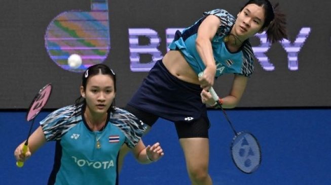 Pemain ganda putri Thailand Benyapa Aimsaard (kiri) bersama pasangannya Nuntakarn Aimsaard.Jung Yeon-je / AFP