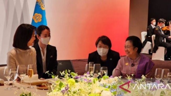 Megawati Soekarnoputri Bersulang Minuman Dengan Presiden Korea Selatan Yoon Suk Yeol di Jamuan Makan Malam