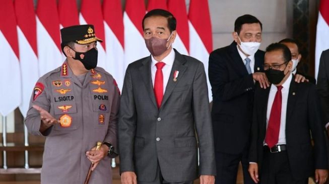 Momen unik tertangkap kamera sesaat sebelum kepergian Presiden Joko Widodo ke Amerika Serikat pada Selasa (10/5/2022). Secara tak sengaja, momen Luhut Binsar pandjaitan memijat pundak Mensesneg Pratikno tertangkap kamera.