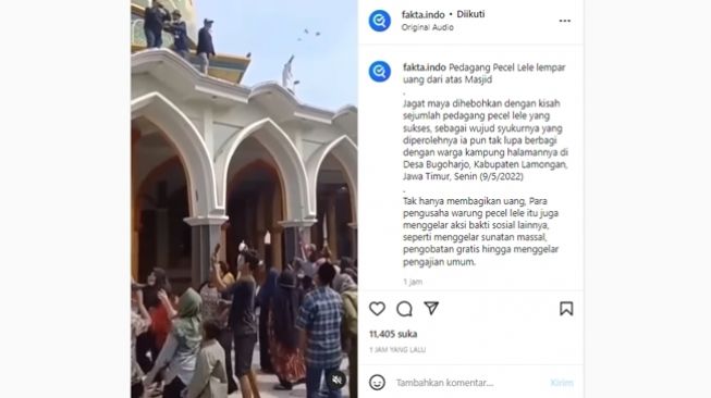 Penjual pecel lele sukses membuat hujan uang lokal dengan menyebarkan beberapa lembar uang tunai dari atap masjid di kampung halamannya. (Instagram/@fakta.indo)