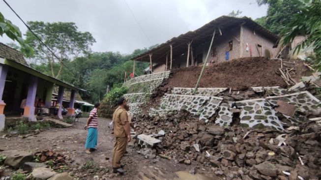 Rumah Warga Probolinggo Nyaris Ambruk Imbas Longsor