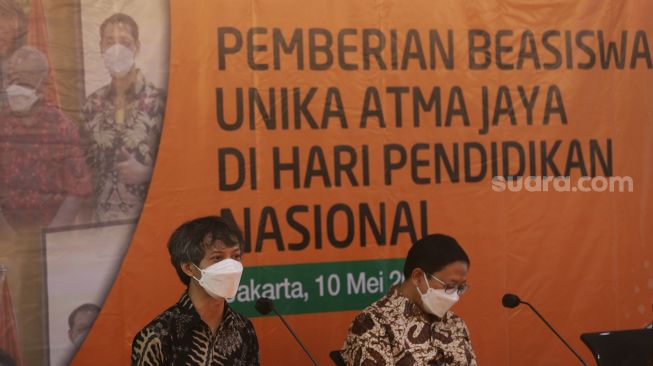 Wakil Rektor Bidang Penelitian dan Kerjasama Unika Atma Jaya, Dr. Yohanes Eko Adi Prasetyanto (kiri) didampingi Rektor Unika Atma Jaya Dr. Agustinus Prasetyantoko memberikan keterangan saat kegiatan penyaluran beasiswa Unika Atma Jaya di Universitas Katolik Indonesia Atma Jaya, Semanggi, Jakarta, Selasa (10/5/2022). [Suara.com/Angga Budhiyanto]