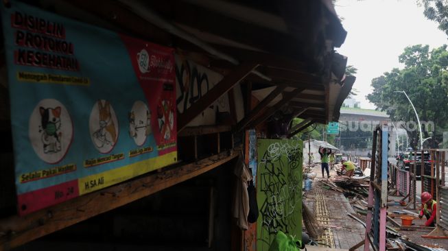 Pekerja membongkar kios pedagang di Pasar Hewan Barito, Kebayoran Baru, Jakarta, Selasa (10/5/2022). [Suara.com/Angga Budhiyanto]