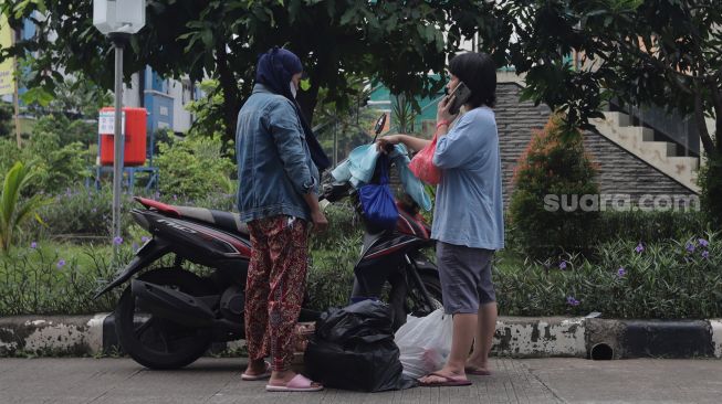 Warga bergegas membeli pangan bersubsidi di Rumah Susun Jatinegara Kaum, Jakarta, Rabu (11/5/2022). [Suara.com/Angga Budhiyanto]