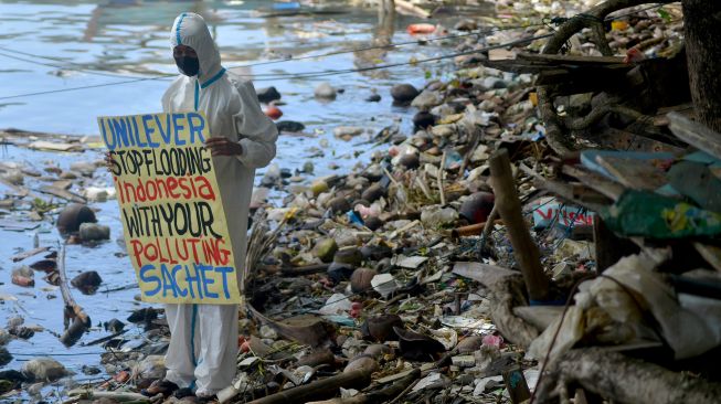 Aktivis lingkungan WALHI Sumbar dan Tim Ekspedisi Sungai Nusantara (ESN) melakukan aksi protes dengan mengembangkan poster terkait pencemaran sungai di Sungai Batang Arau, Padang, Sumatera Barat, Rabu (11/5/2022).  ANTARA FOTO/Iggoy el Fitra