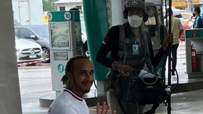 Viral Bangku Plastik yang Diduduki Juara Dunia F1 Lewis Hamilton Saat ke Malaysia Laku Rp 9,5 Juta di Shopee!