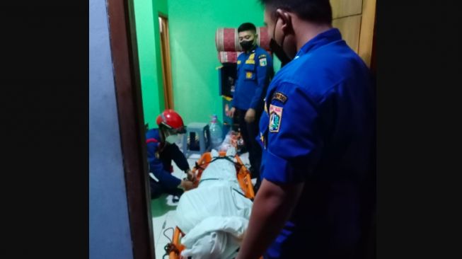 Detik-detik Petugas Damkar Evakuasi Pria Berbobot 100 Kg Lebih Tewas Akibat Serangan Jantung Di Jakarta Pusat