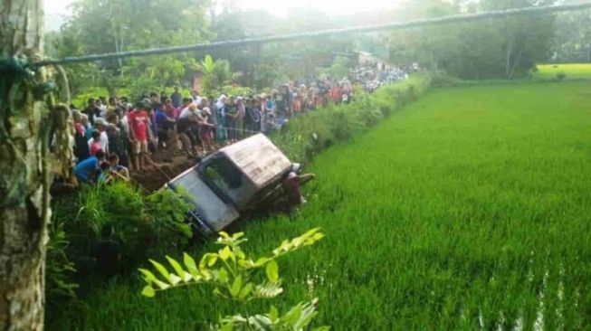 Jalan Rusak Parah di Ciamis Makan Korban, Sebuah Feroza Terpelosok Masuk ke Sawah