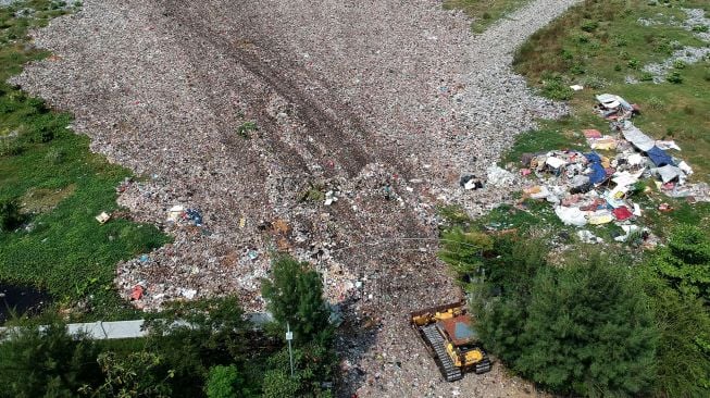 Foto udara tumpukan sampah di Tempat Pembuangan Akhir (TPA) Pesurungan, Tegal, Jawa Tengah, Rabu (11/5/2022).  ANTARA FOTO/Oky Lukmansyah