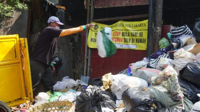 Penumpukan sampah di sejumlah depo dan TPS di Kota Yogyakarta, Selasa (10/5/2022). [Hiskia Andika Weadcaksana / SuaraJogja.id]