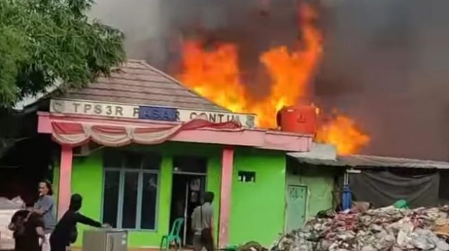 Pasar Ciputat Terbakar, Api Menjalar Hingga Permukiman Warga