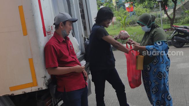 Warga membeli pangan bersubsidi di Rumah Susun Jatinegara Kaum, Jakarta, Rabu (11/5/2022). [Suara.com/Angga Budhiyanto]