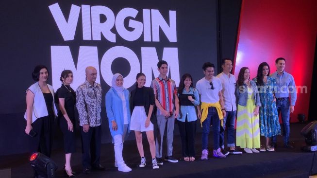 Konferensi pers series Virgin Mom yang dibintangi Al Ghazali dan Amanda Rawles di Jakarta, Rabu (11/5/2022). [Adiyoga Priyambodo/Suara.com]