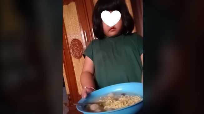 Aksi bocah bikin makanan demi ibunya ini bikin mewek. [TikTok]