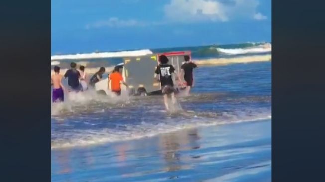 Mobil pikap box nyasar ke pantai, diduga pemilik lupa gunakan rem tangan (TikTok)