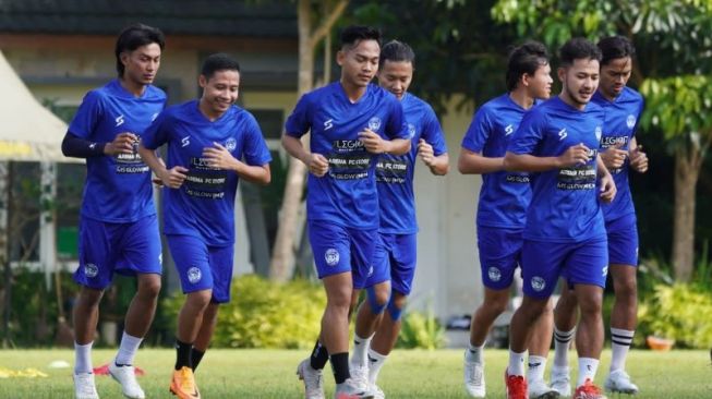 Para pemain Arema FC pada saat melakukan latihan perdana di Lapangan Universitas Brawijaya di Kabupaten Malang, Jawa Timur, Selasa (10/5/2022). (ANTARA/HO-Arema FC)