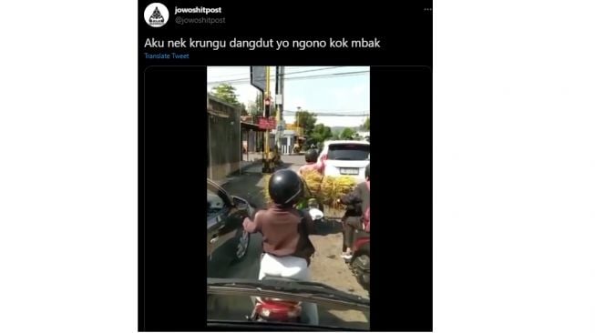 Reaksi pemotor wanita saat dengar lagu dangdut di jalan jadi sorotan publik (Twitter)