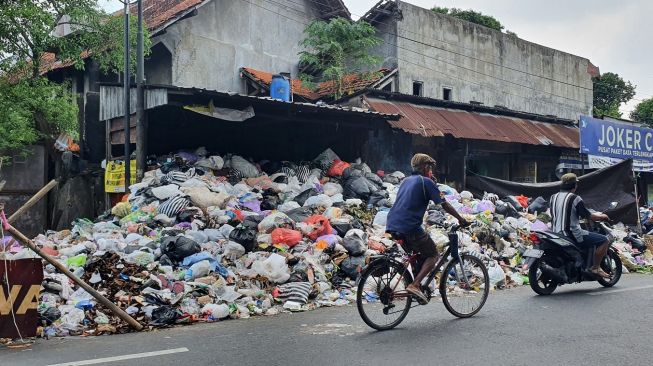 Tumpukan Sampah Meluber ke Jalan, Aktivitas Warga Kota Jogja Terganggung
