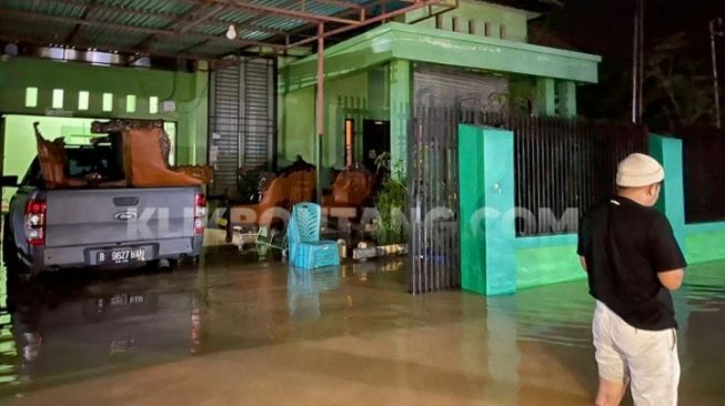 Rumah pribadi Wali Kota Bontang Basri Rase di RT 27 Kelurahan Tanjung Laut Indah terendam banjir. [KlikKaltim.com]