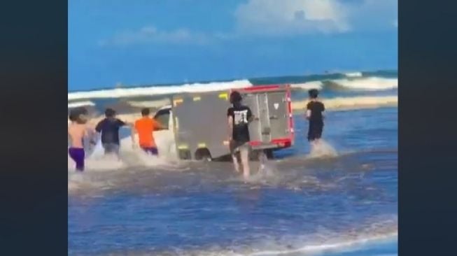 Diduga Lupa Pasang Rem Tangan, Pikap Box Meluncur ke Pantai dan Bikin Geger Wisatawan