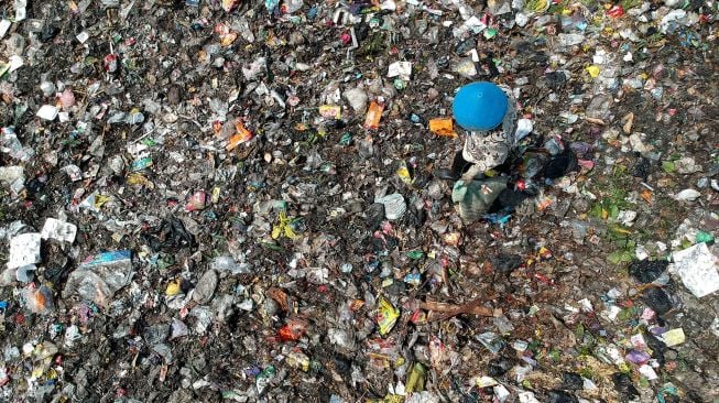 Foto udara warga mencari sampah di Tempat Pembuangan Akhir (TPA) Pesurungan, Tegal, Jawa Tengah, Rabu (11/5/2022).  ANTARA FOTO/Oky Lukmansyah
