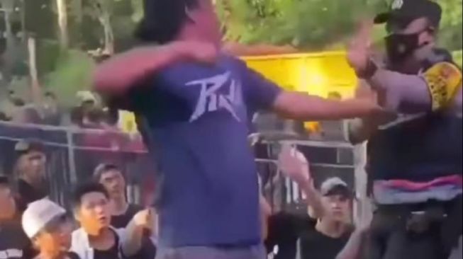 Waduh, Bang Jago Mabuk Ajak Polisi Berkelahi di atas Panggung Dangdut, Berujung Klarifikasi Video Permintaan Maaf