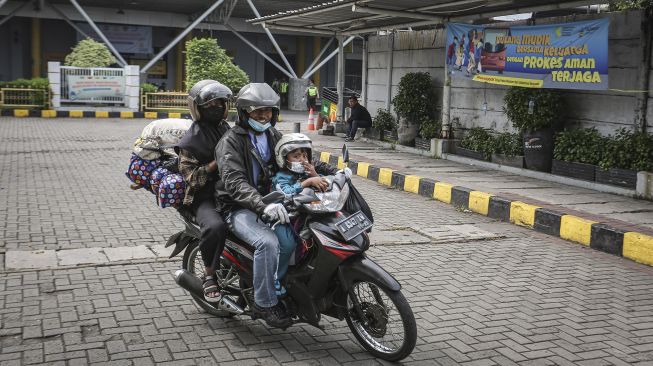 Sejumlah pemudik sepeda motor bersiap melanjutkan perjalanan setibanya di Pelabuhan Penumpang Tanjung Priok, Jakarta, Rabu (11/5/2022). ANTARA FOTO/Dhemas Reviyanto