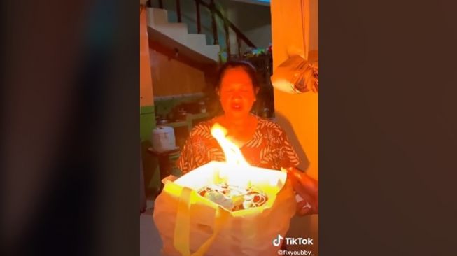 Lilin kue ulang tahun yang bikin salfok warganet. [TikTok]