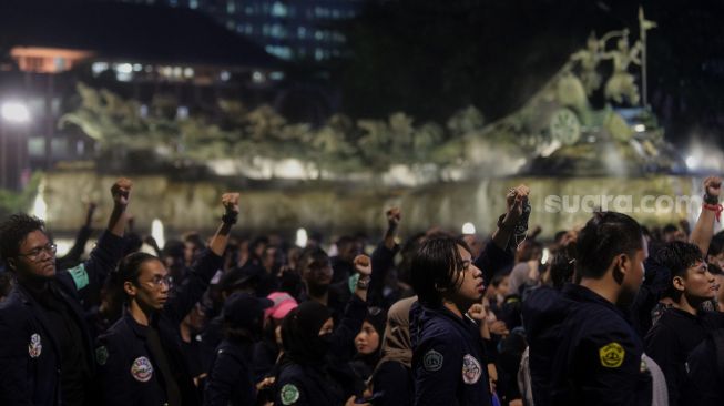 Sejumlah massa mahasiswa Universitas Trisakti menggelar aksi unjuk rasa memperingati Tragedi Trisakti 1998 di kawasan Patung Kuda Arjuna Wiwaha, Jakarta, Kamis (12/5/2022). [Suara.com/Angga Budhiyanto]