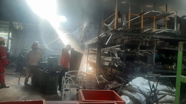 Sebuah ruangan dari pabrik furnitur di Jalan Lowanu, Wirosaban, Kota Yogyakarta terbakar pada Kamis (12/5/2022) siang. - (SuaraJogja.id/HO-Damkar Kota Yogyakarta)