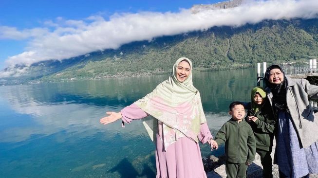 Oki Setiana Dewi bersama keluarga mengunjungi Brienz di Swiss. [Instagram]