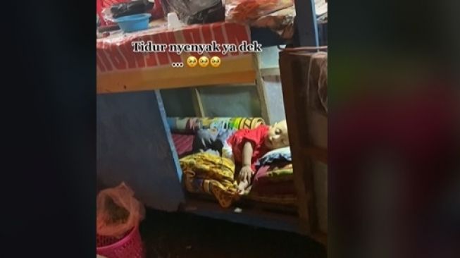 Anak Penjual Warung Lamongan Tertidur di Kolong Gerobak, Videonya Banjir Doa