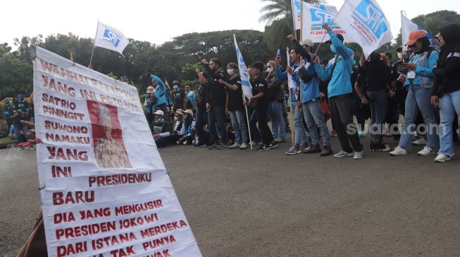 Sejumlah massa buruh melakukan aksi unjuk rasa di kawasan Patung Kuda Arjuna Wiwaha, Jakarta, Kamis (12/5/2022). [Suara.com/Angga Budhiyanto]