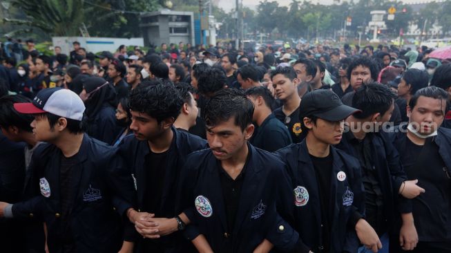 Sejumlah massa mahasiswa Universitas Trisakti menggelar aksi unjuk rasa memperingati Tragedi Trisakti 1998 di kawasan Patung Kuda Arjuna Wiwaha, Jakarta, Kamis (12/5/2022). [Suara.com/Angga Budhiyanto]