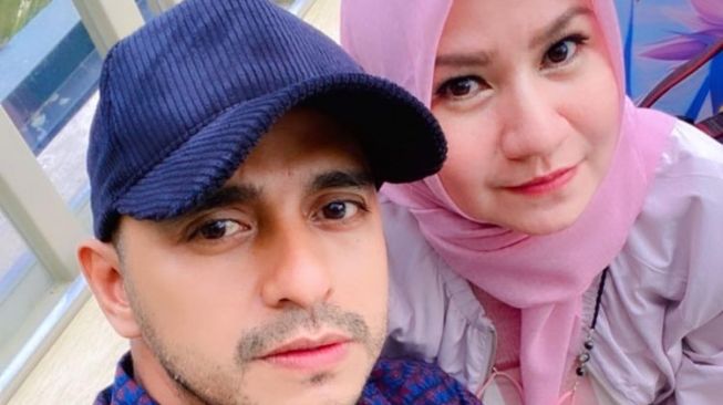 Ali Zainal dan istrinya. (Instagram/@alizainal08)
