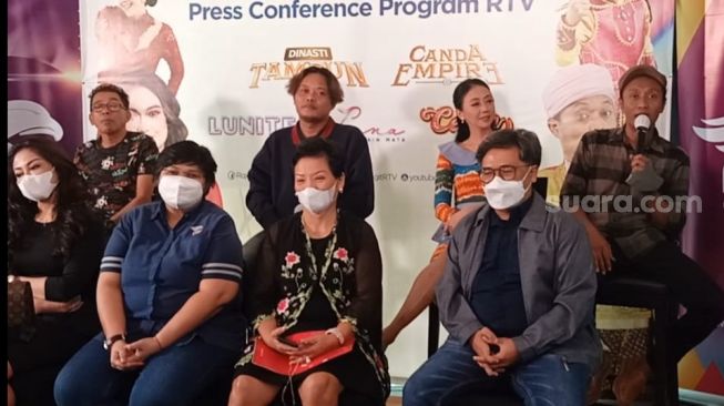 Jarwo Kwat, Sule, Asri Welas, Akbar hingga Virnie Ismail saat konferensi pers acara RTV di kawasan Mampang, Jakarta Selatan pada Rabu (11/5/2022) [Suara.com/Rena Pangesti]