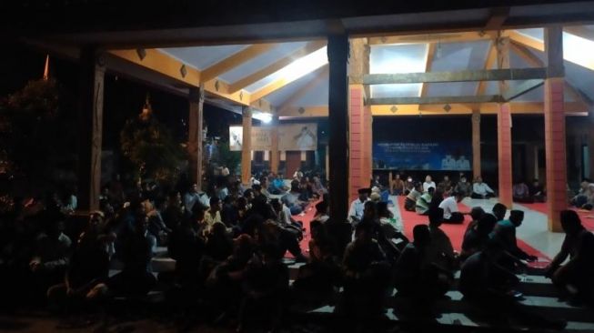 Ricuh Warga Usir Keluarga Informan Anggota Komplotan Polisi Gadungan di Mojokerto