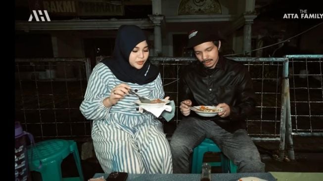 Bukan Resto Mewah, Ternyata PDKT Atta Halilintar dan Aurel Hermansyah Cuma Makan Gultik di Kaki Lima Blok M